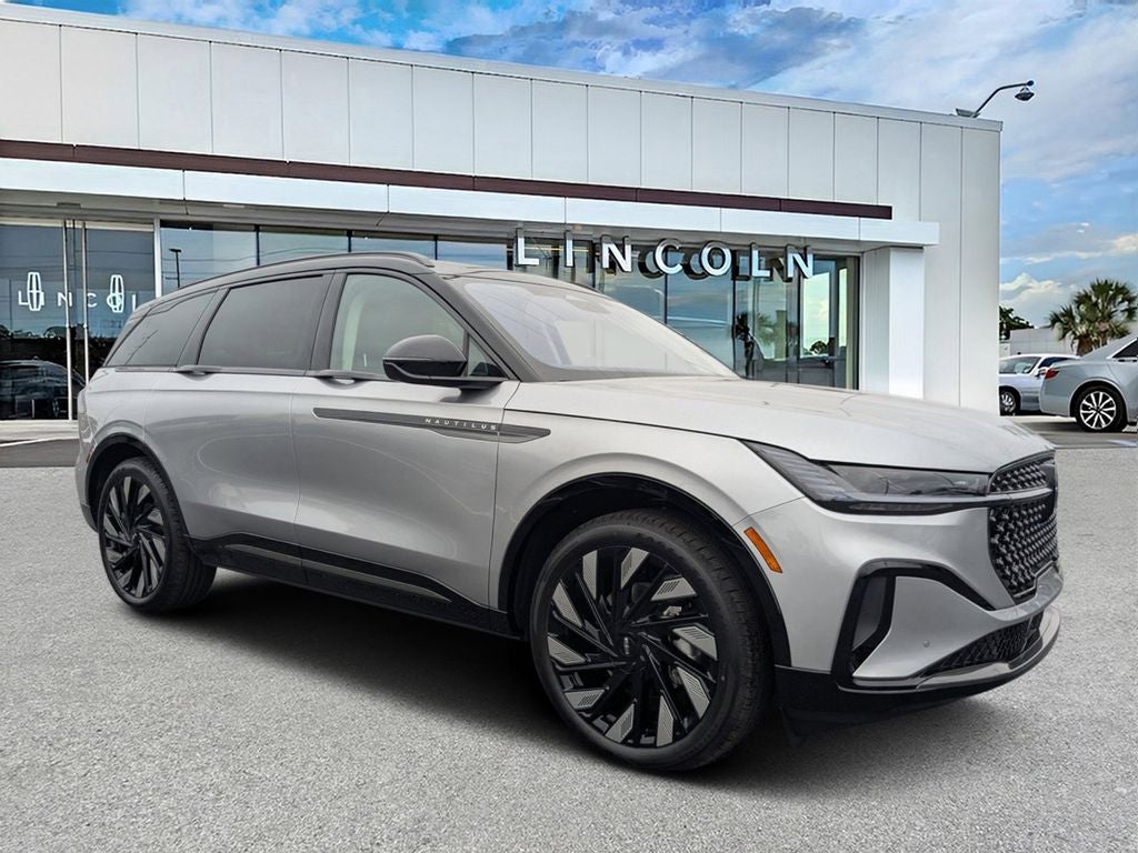 2026 Lincoln Nautilus Reserve in Silver Radiance Metallic Clearcoat — front three-quarter view